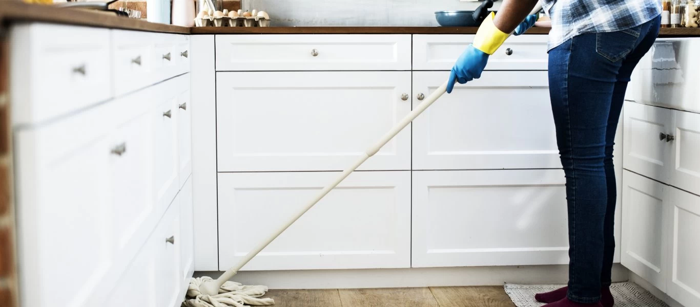 Πληρώνει αποζημίωση στη γυναίκα του γιατί... έκανε τις δουλειές του σπιτιού